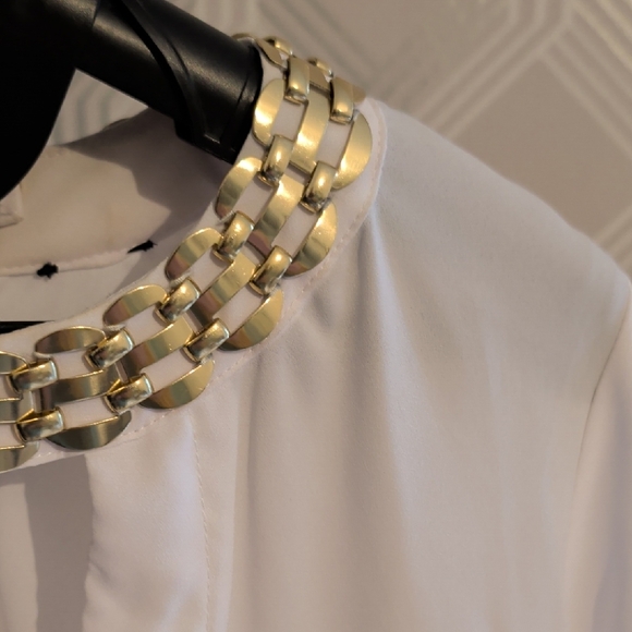 Elegant White Blouse with Gold Accents - Picture 2 of 3
